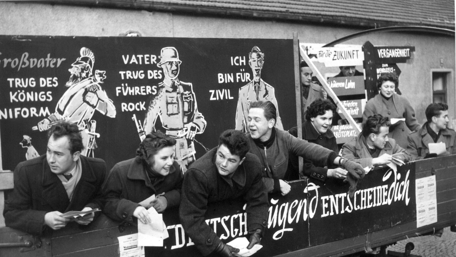 Gewerkschaftsjugend demonstriert gegen Wiederbewaffnung. Gewerkschaftsjugend demonstriert gegen Wiederbewaffnung.