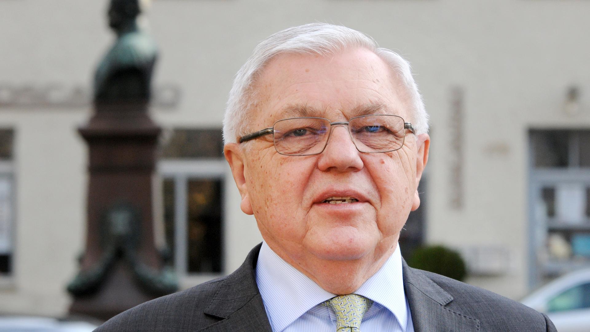 Harald Kujat, deutscher General a. D. der Luftwaffe, war Generalinspekteur der Bundeswehr und von 2002 bis 2005 Vorsitzender des NATO-Militärausschusses Harald Kujat, deutscher General a. D. der Luftwaffe, war Generalinspekteur der Bundeswehr und von 2002 bis 2005 Vorsitzender des NATO-Militärausschusses
