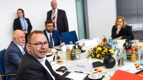 Brandenburg, Potsdam: Nancy Faeser (SPD, r), Bundesministerin des Innern und Heimat, und Frank Wernecke, Vorsitzender der Dienstleistungsgewerkschaft Verdi, und Ulrich Silberbach (l), Vorsitzender des dbb, sitzen zum Beginn der dritten Runde der Tarifverhandlungen des öffentlichen Dienstes von Bund und Kommunen im Kongresshotel.