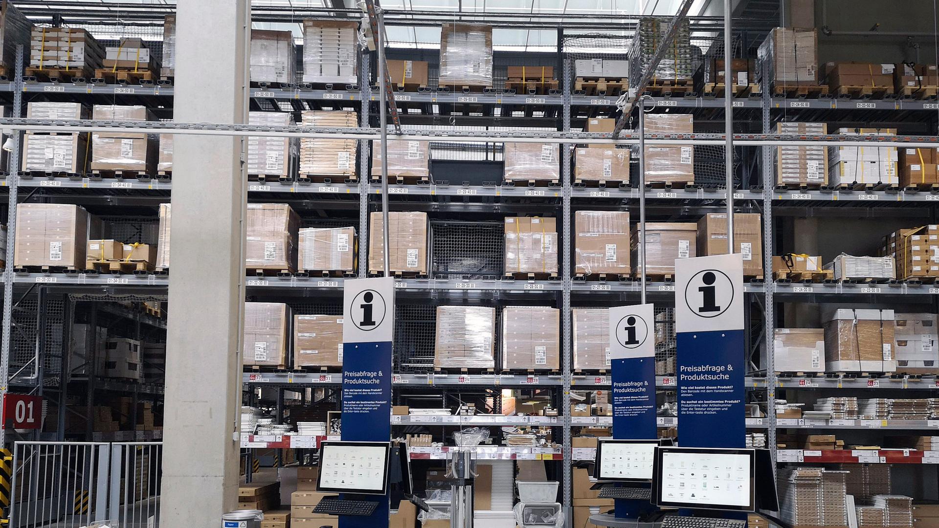 Auf dem Foto vom Ikea-Einrichtungshaus in Kaarst sind im Vordergrund Infoterminals zu sehen, im Hintergrund ein Hochlager voller Kartons und Verpackungen.