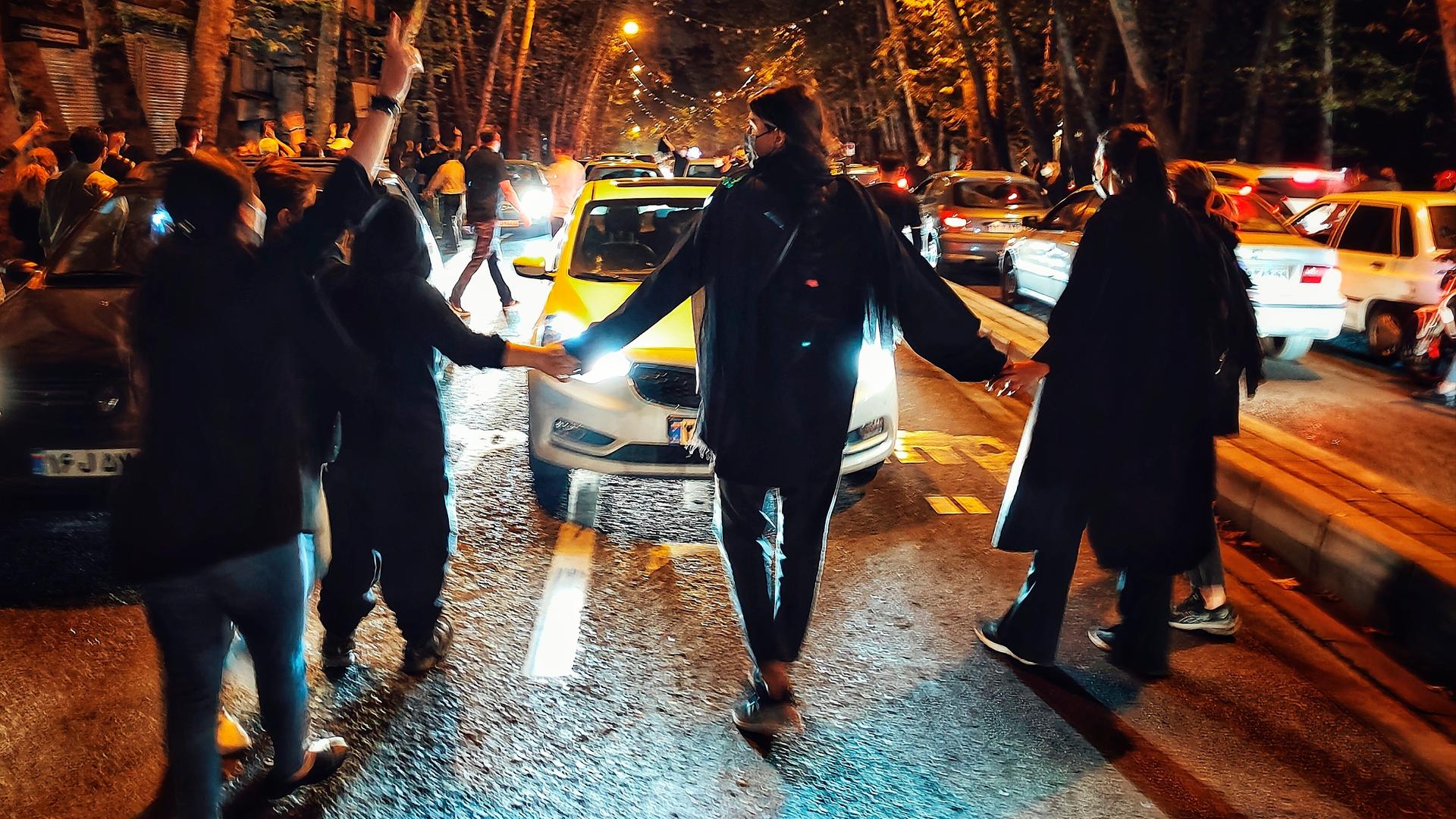Das Foto von Oktober 2022 zeigt abendliche Proteste in Teheran. Das Foto von Oktober 2022 zeigt abendliche Proteste in Teheran.