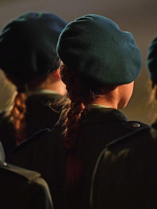 Soldatinnen in Reih und Glied beim öffentlichen Gelöbnis der Rekruten.