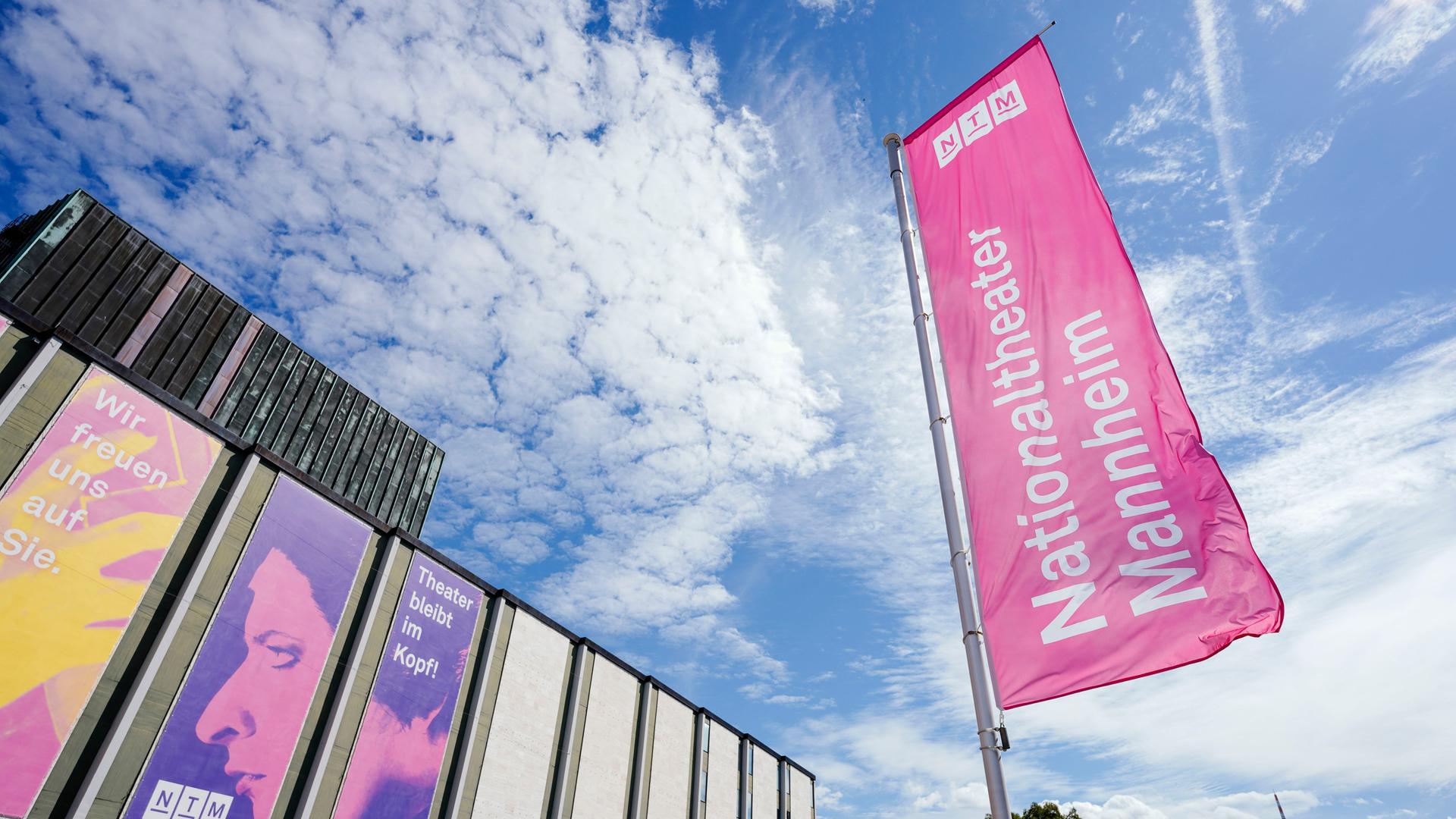 Das Haus des Nationaltheaters Mannheim aus leichter Froschperspektive. Das Haus des Nationaltheaters Mannheim aus leichter Froschperspektive.