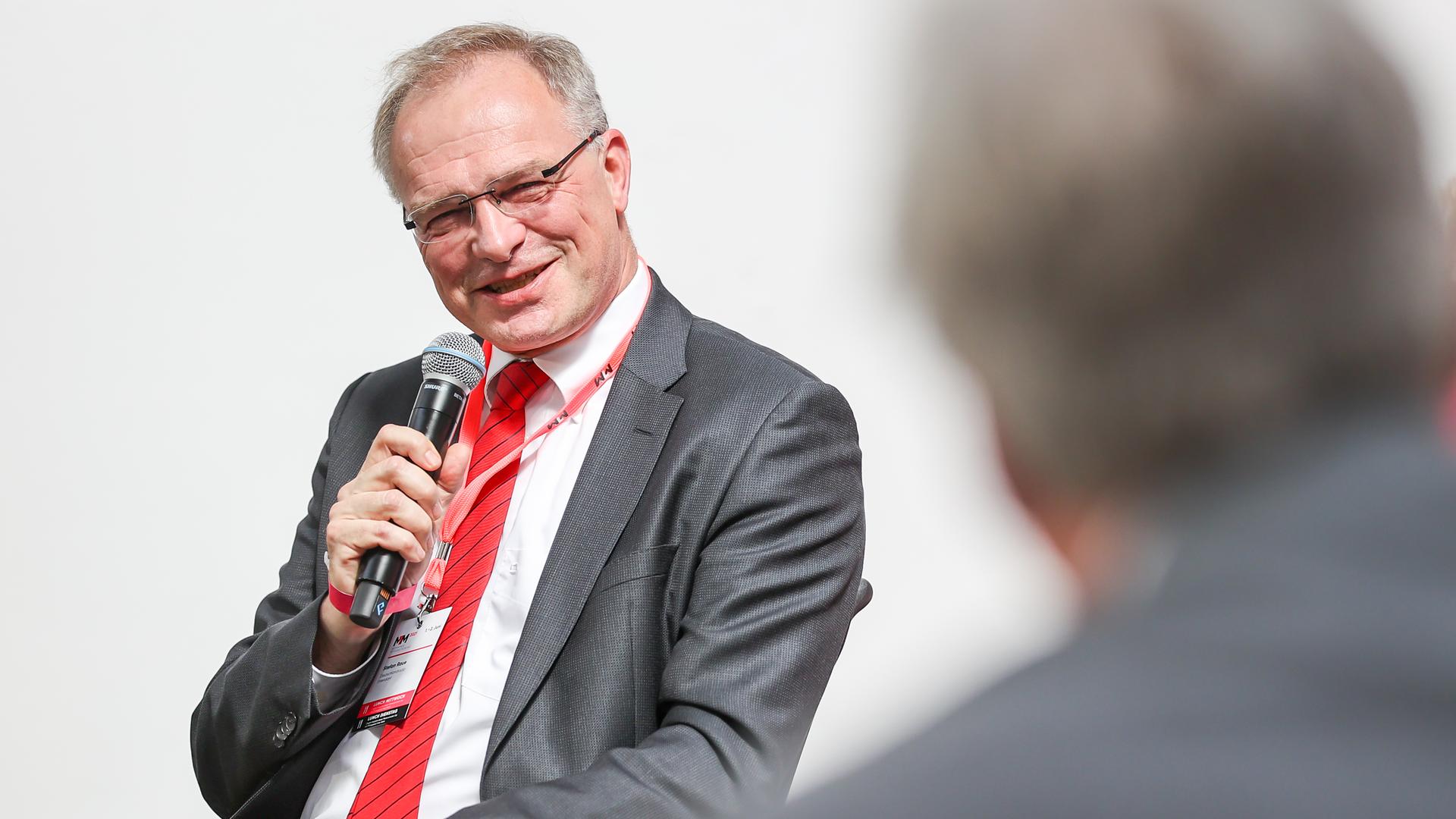Stefan Raue, Intendant des Deutschlandradio, hier 2021 auf einem Podium der Medientage Mitteldeutschland mit Mikrofon in der Hand Stefan Raue, Intendant des Deutschlandradio, hier 2021 auf einem Podium der Medientage Mitteldeutschland mit Mikrofon in der Hand