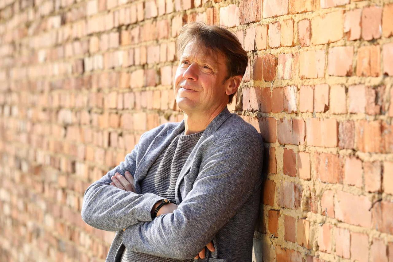 Christoph Quarch steht an eine Backsteinmauer gelehnt und schaut gen Himmel Christoph Quarch steht an eine Backsteinmauer gelehnt und schaut gen Himmel