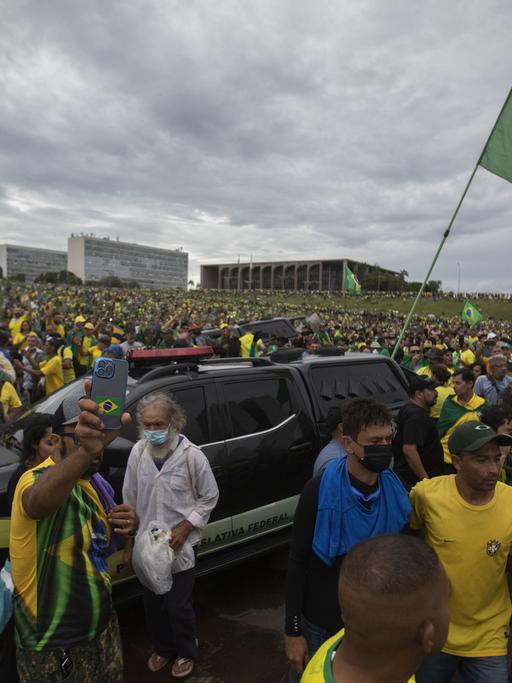 Anhänger des früheren Präsidenten Jair Bolsonaro stürmen am 8. Januar 2023 den Kongress und mehrere Regierungsgebäude in Brasilia.