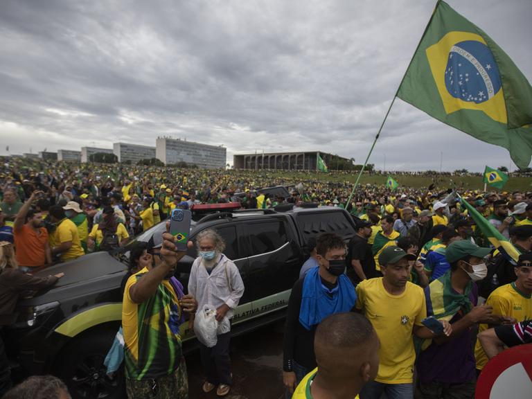 Anhänger des früheren Präsidenten Jair Bolsonaro stürmen am 8. Januar 2023 den Kongress und mehrere Regierungsgebäude in Brasilia.