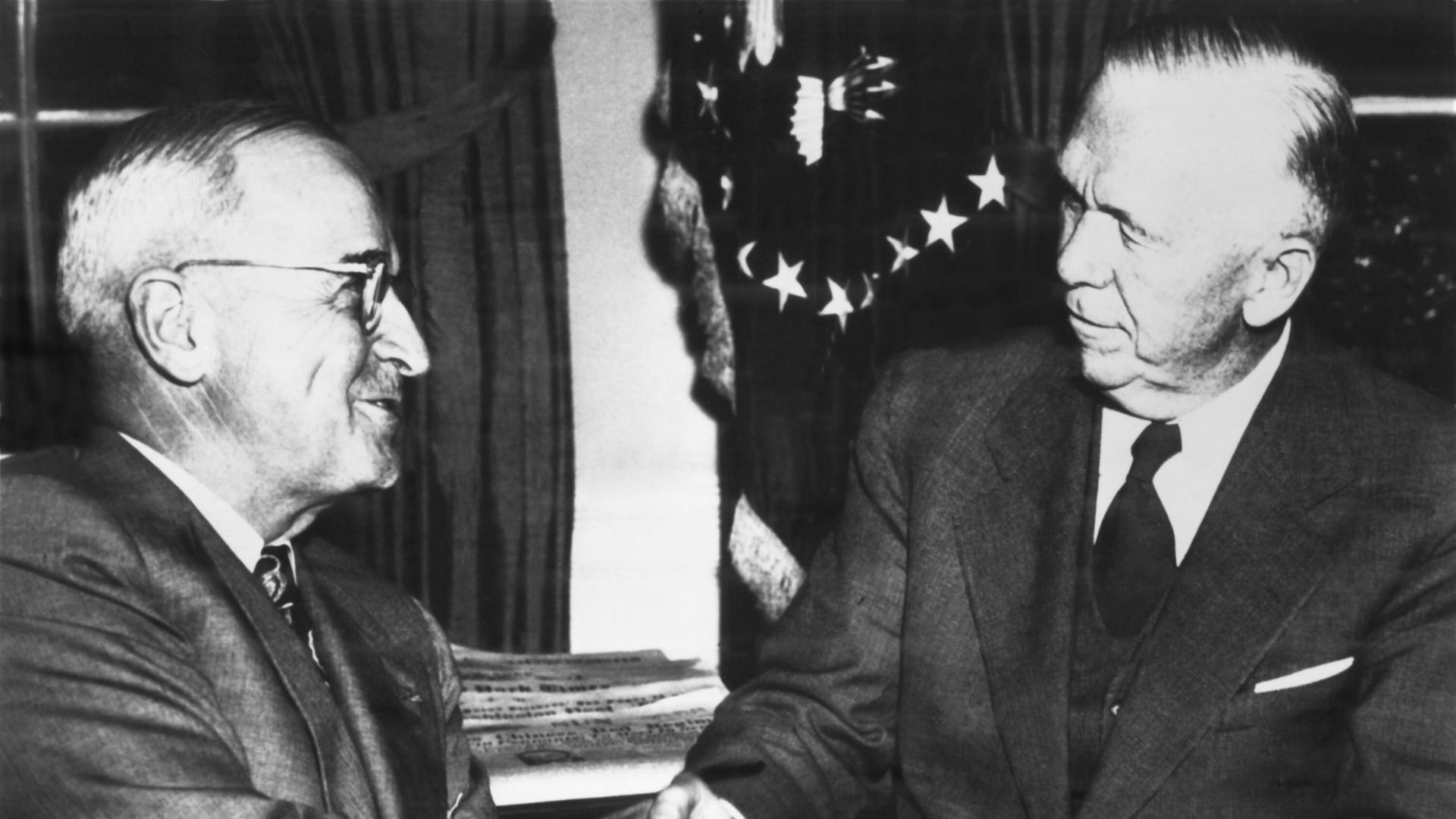 US-Präsident Harry Truman (links) mit Außenminister George Marshall, dessen Wiederaufbauprogramm European Recovery Program nach ihm Marshallplan benannt wurde US-Präsident Harry Truman (links) mit Außenminister George Marshall, dessen Wiederaufbauprogramm European Recovery Program nach ihm Marshallplan benannt wurde
