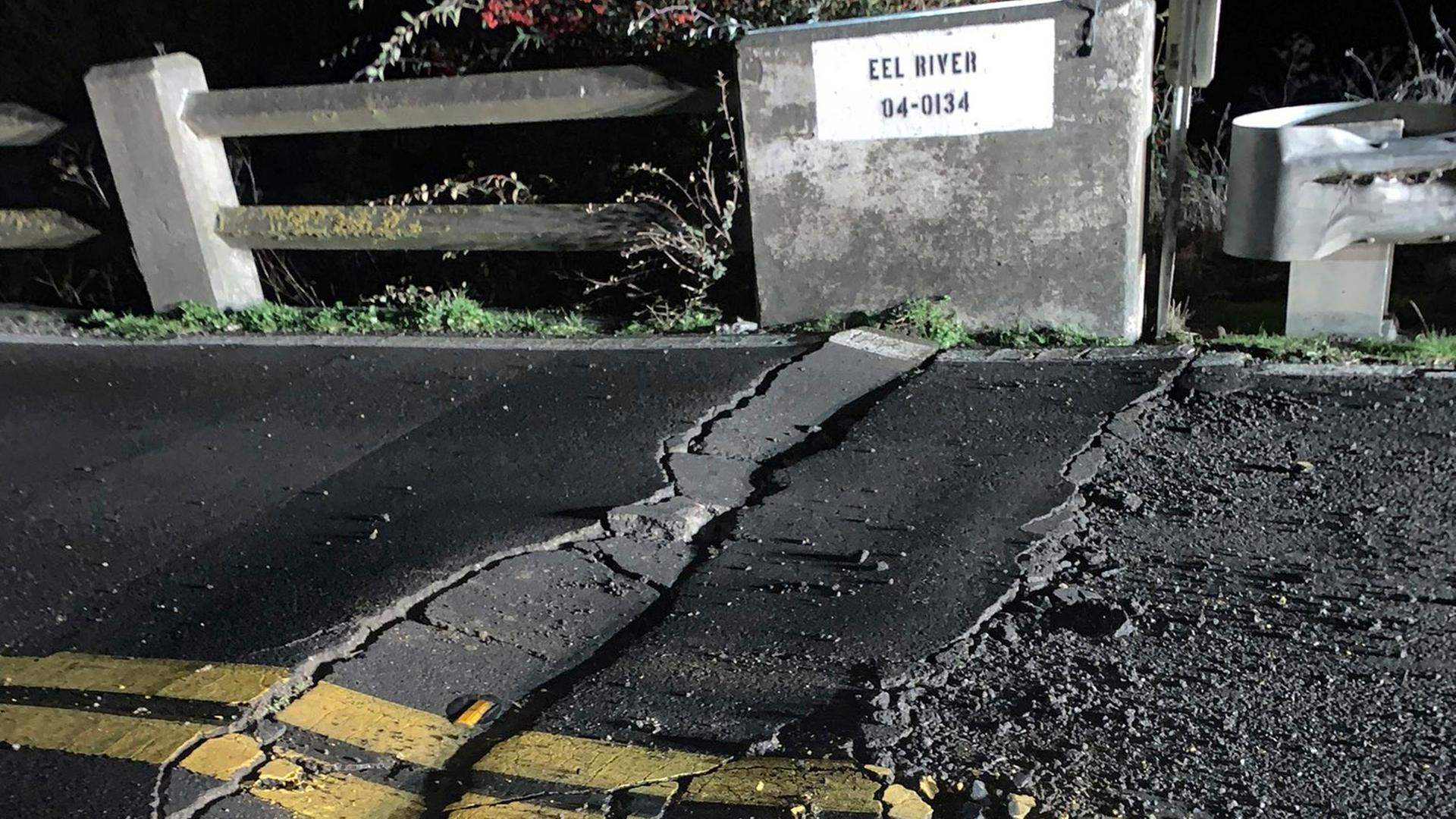 Die Brücke über den Eel River in der Nähe von Fortuna (Kalifornien) im Humboldt County wurde beim Beben am 20.12.2022 beschädigt. Die Brücke über den Eel River in der Nähe von Fortuna (Kalifornien) im Humboldt County wurde beim Beben am 20.12.2022 beschädigt.