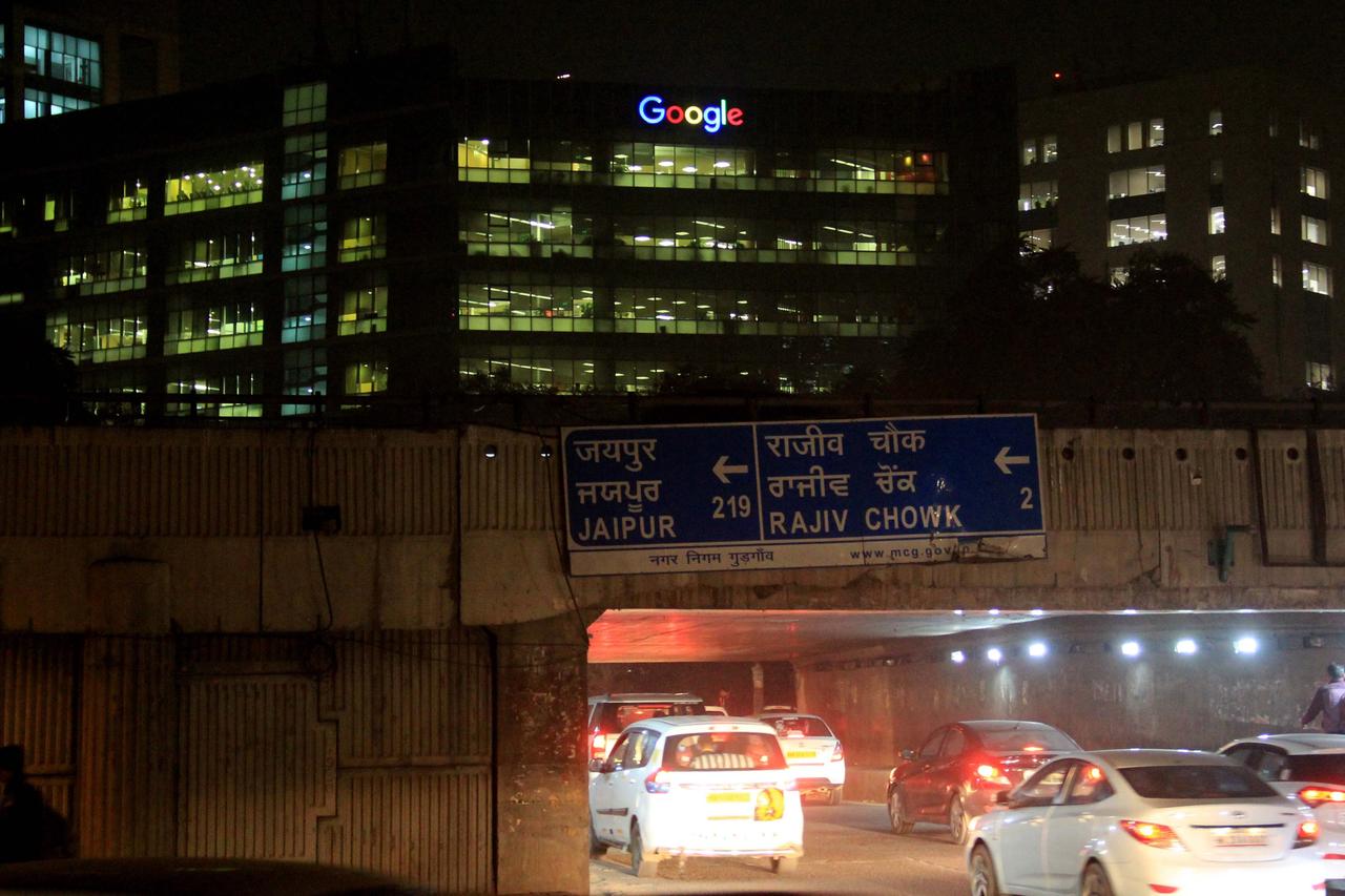 Abends in Gurgaon, Indien, mit Blick auf das Google-Gebäude