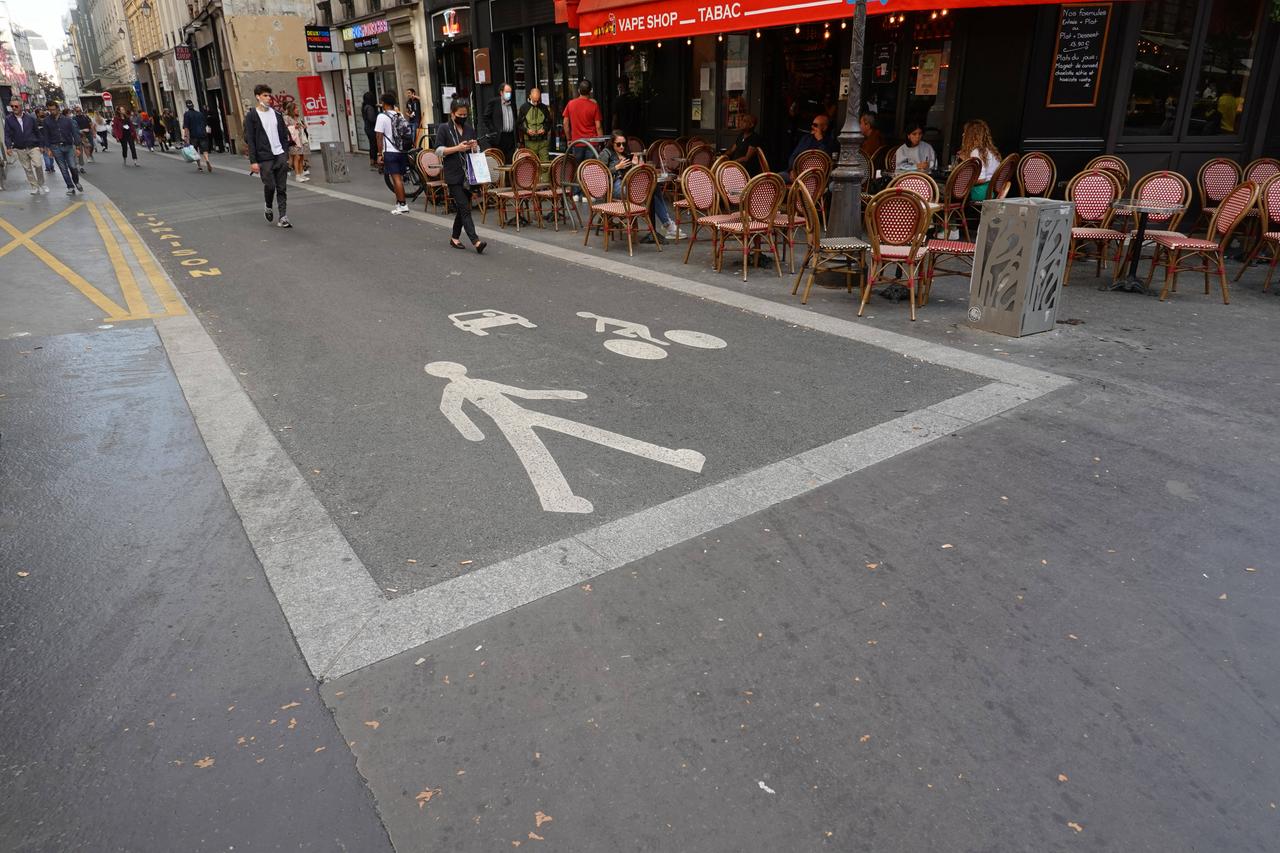 Shared Space für Auto-, Fuß- und Radverkehr 2021 in Paris Shared Space für Auto-, Fuß- und Radverkehr 2021 in Paris
