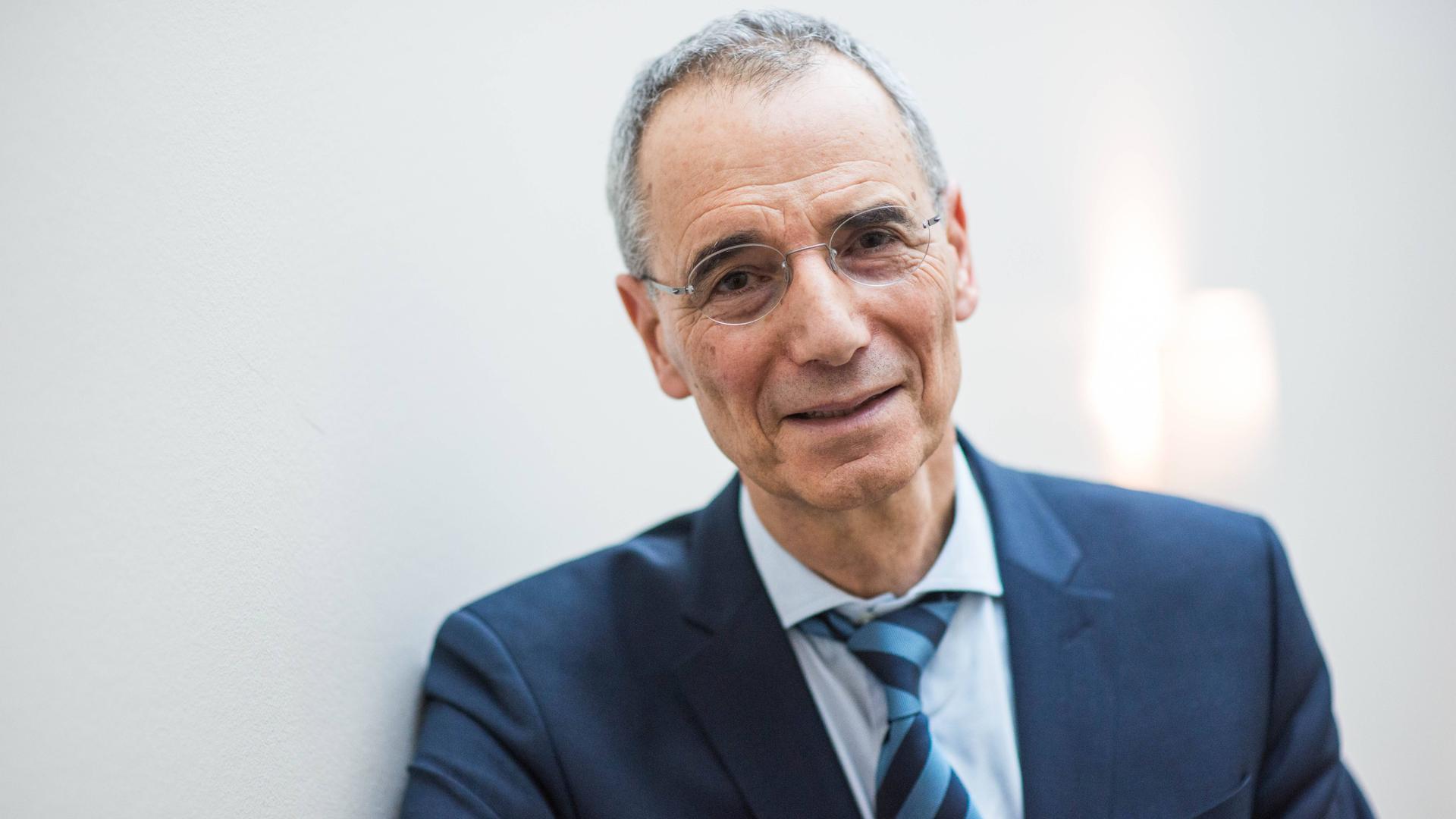 Porträt des Historikers und Publizisten Michael Wolffsohn. Er lächelt vor hellem Hintergrund in die Kamera. Porträt des Historikers und Publizisten Michael Wolffsohn. Er lächelt vor hellem Hintergrund in die Kamera.