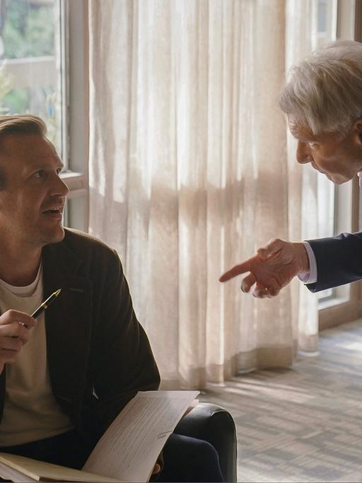 Szene aus der US-Serie "Shrinking" auf AppleTV+: Ein Mann (Jason Segel) sitzt in einem Sessel, ein älterer Mann (Harrison Ford) redet stehend auf ihn ein. 