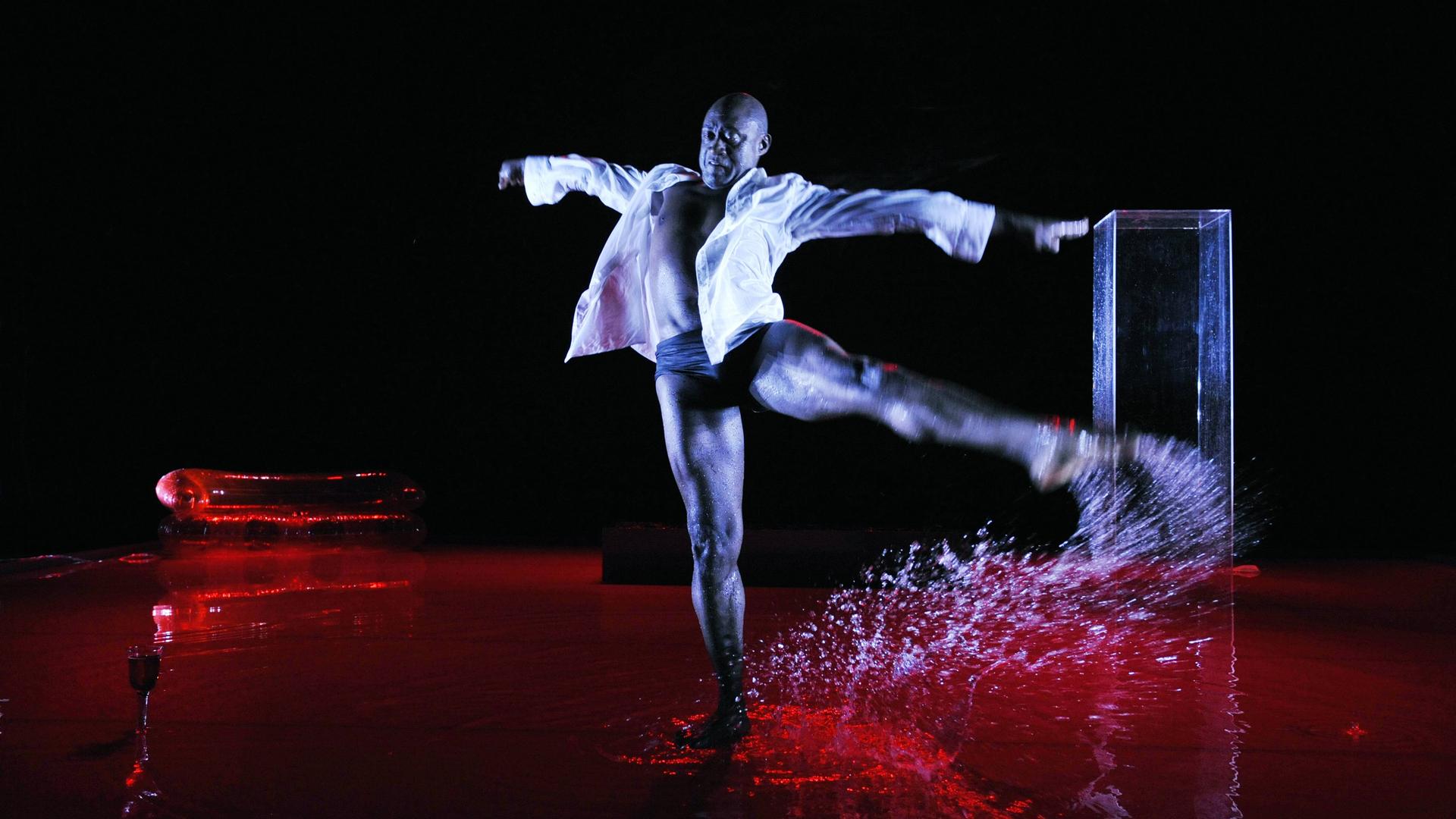 Der Tänzer Ismael Ivo tanzt auf einer Theaterbühne. Der Tänzer Ismael Ivo tanzt auf einer Theaterbühne.