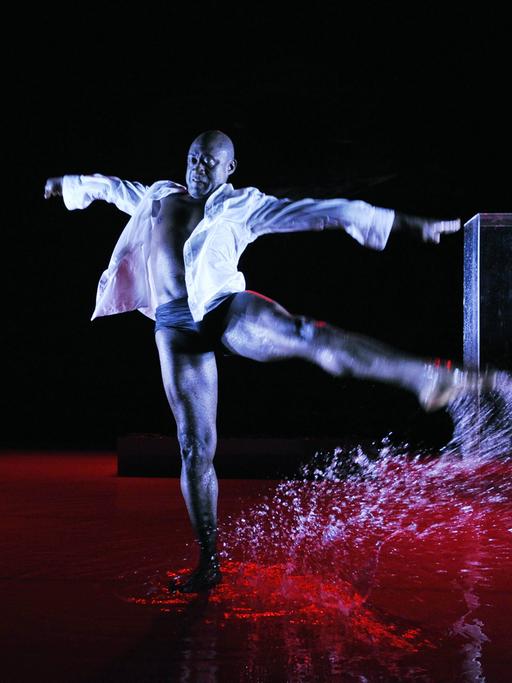 Der Tänzer Ismael Ivo tanzt auf einer Theaterbühne.