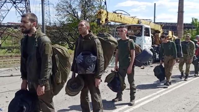 Ukrainische Kämpfer aus dem Stahlwerk Asowstal begeben sich in russische Gefangenschaft.