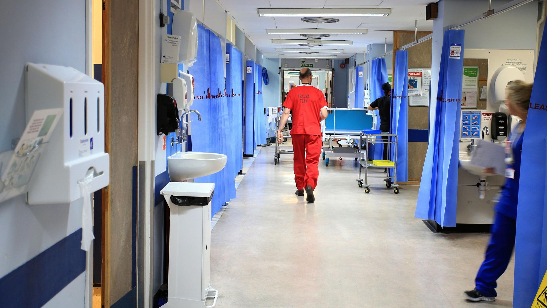 Blick auf den Flur eines öffentlichen Krankenhauses in Großbritannien