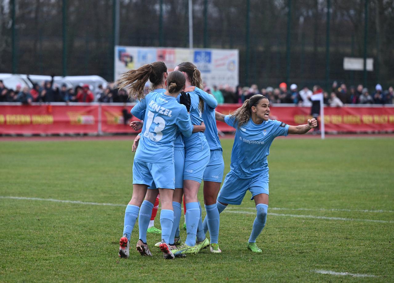 Die Frauen vom FC Viktoria Berlin bejubeln einen Torerfolg im Spiel gegen den 1. FC Union Berlin. Die Frauen vom FC Viktoria Berlin bejubeln einen Torerfolg im Spiel gegen den 1. FC Union Berlin.