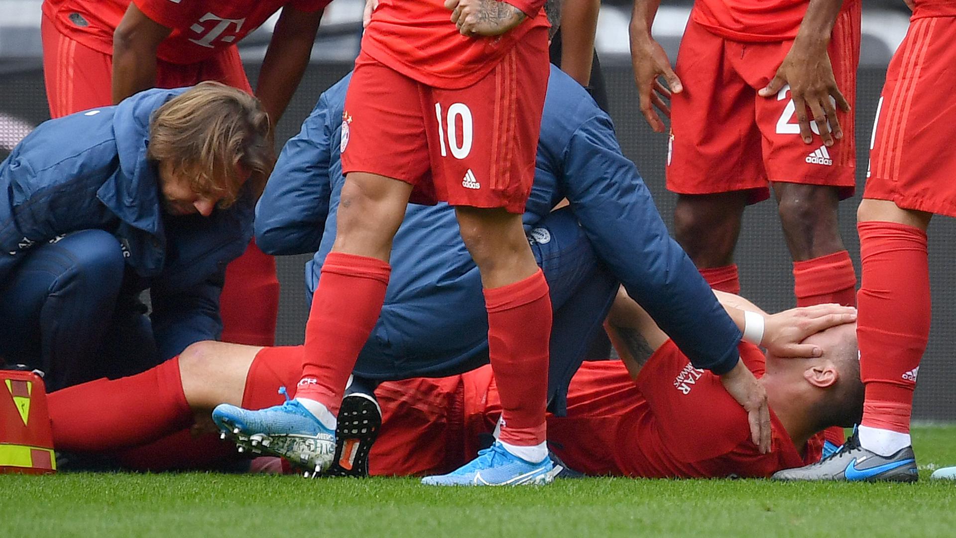 Niklas Süle liegt auf dem Rasen, die Hände vor das Gesicht geschlagen. Er wird medizinisch behandelt.  