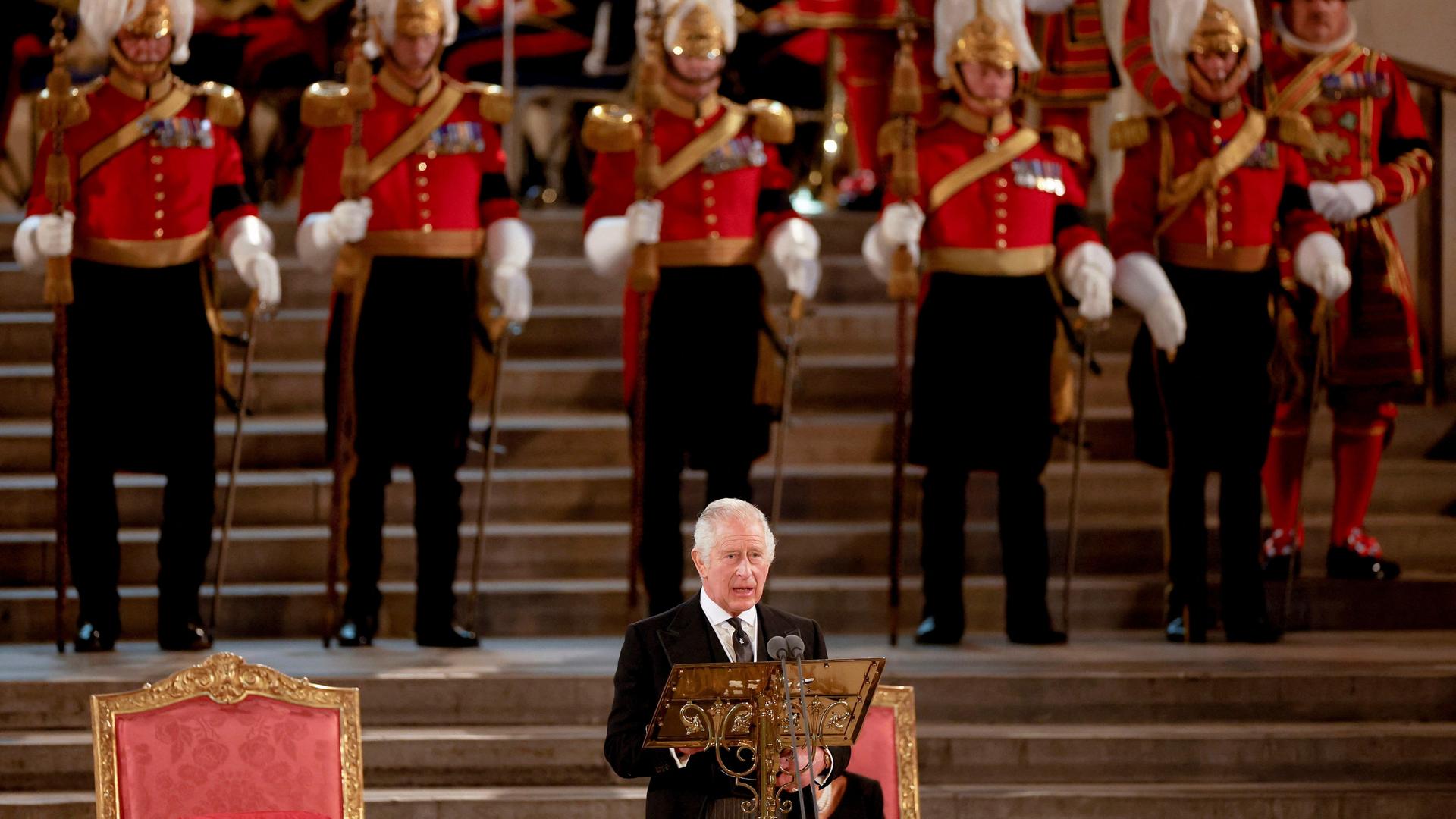 Großbritannien, London: König Charles III. hält in der Westminster Hall, im Rahmen einer feierlichen Zeremonie zur Beileidsbekundung beider Kammern des britischen Parlaments eine Rede.