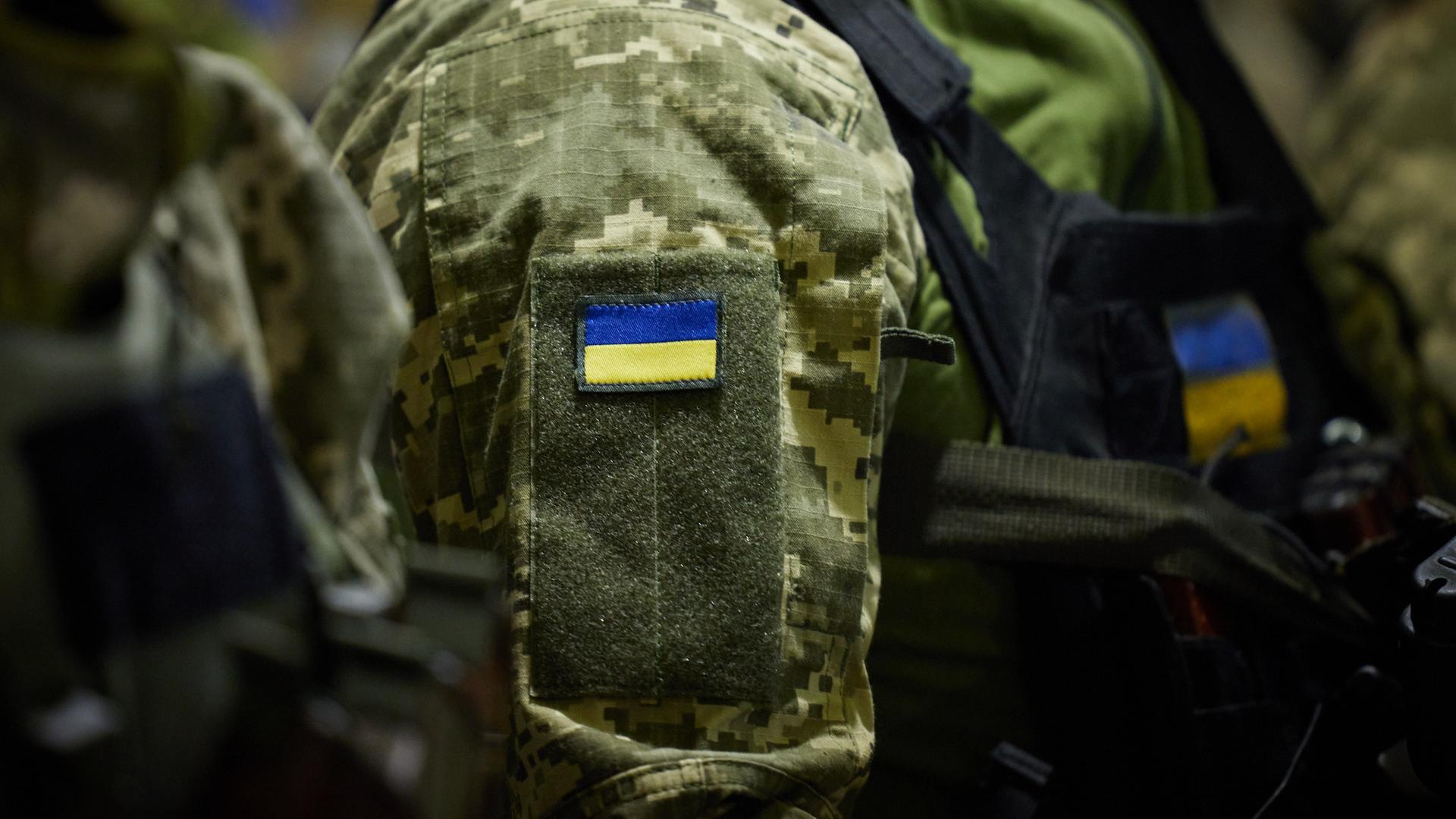 Ein ukrainischer Soldat in Uniform Ein ukrainischer Soldat in Uniform