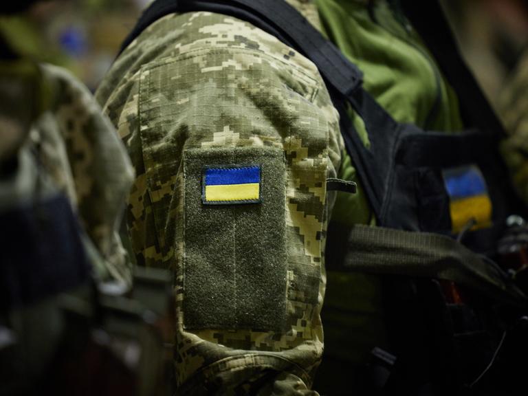 Ein ukrainischer Soldat in Uniform