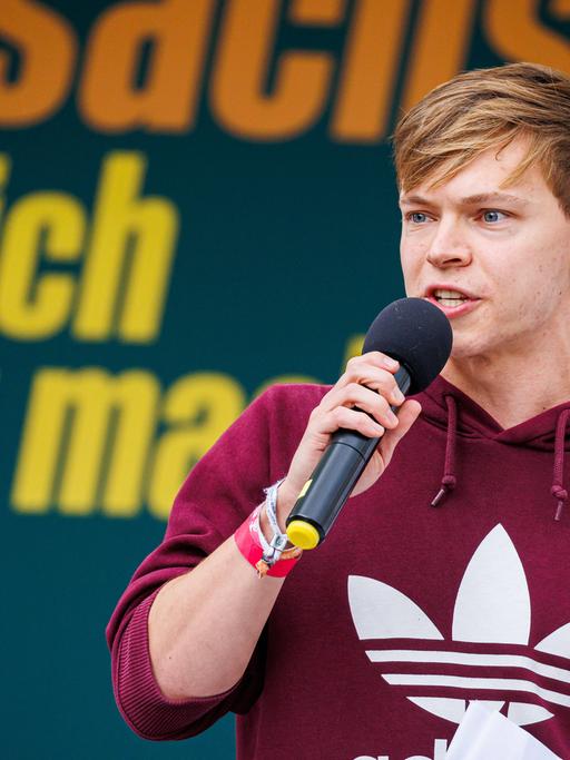 Timon Dzienus, Bundessprecher der Grünen Jugend, redet auf einer Bühne während einer Wahlkampfveranstaltung der Grünen zur Landtagswahl Niedersachsen