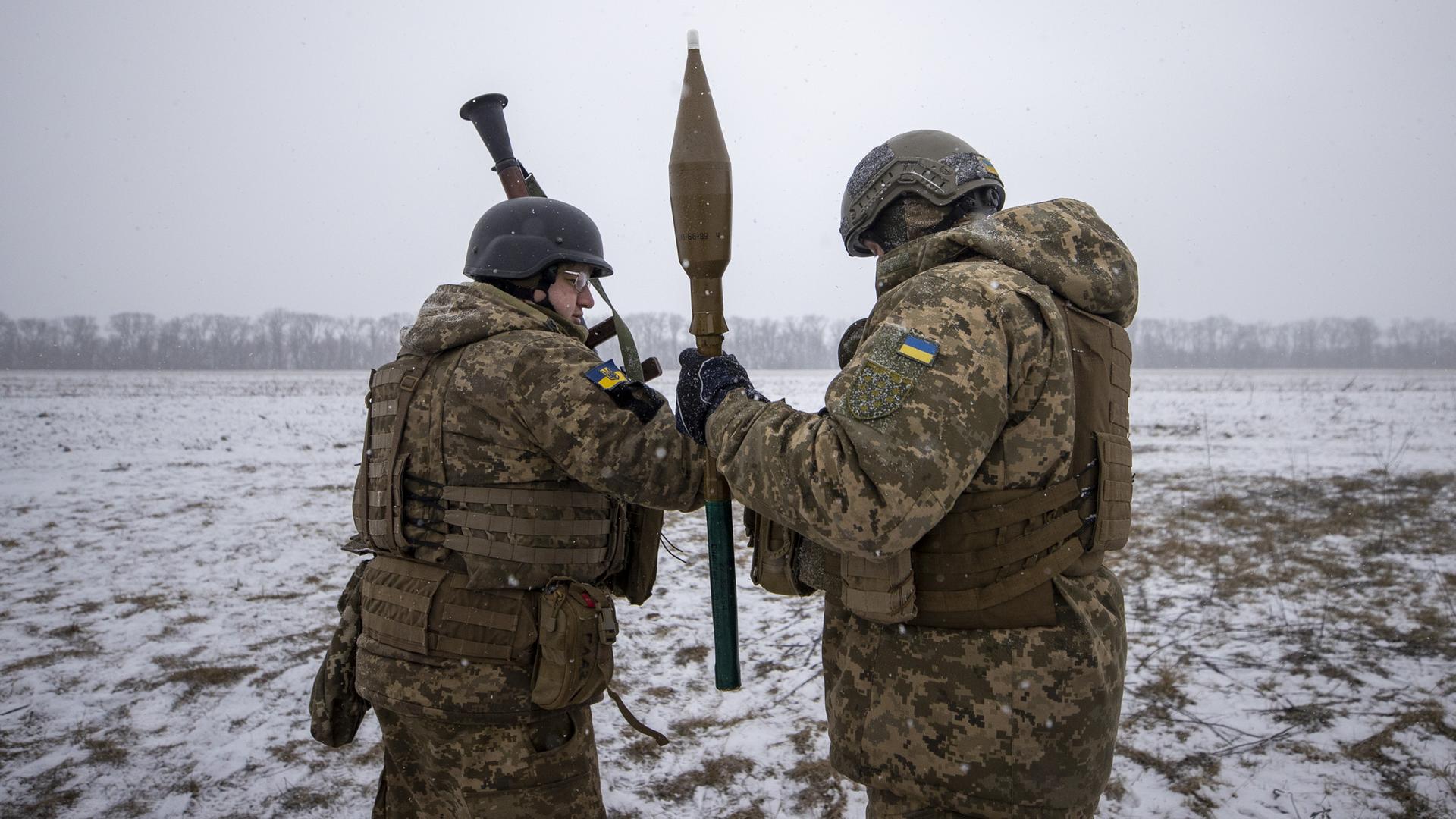 Zwei ukrainische Soldaten mit Panzerfaust in einem verschneiten Feld. Zwei ukrainische Soldaten mit Panzerfaust in einem verschneiten Feld.