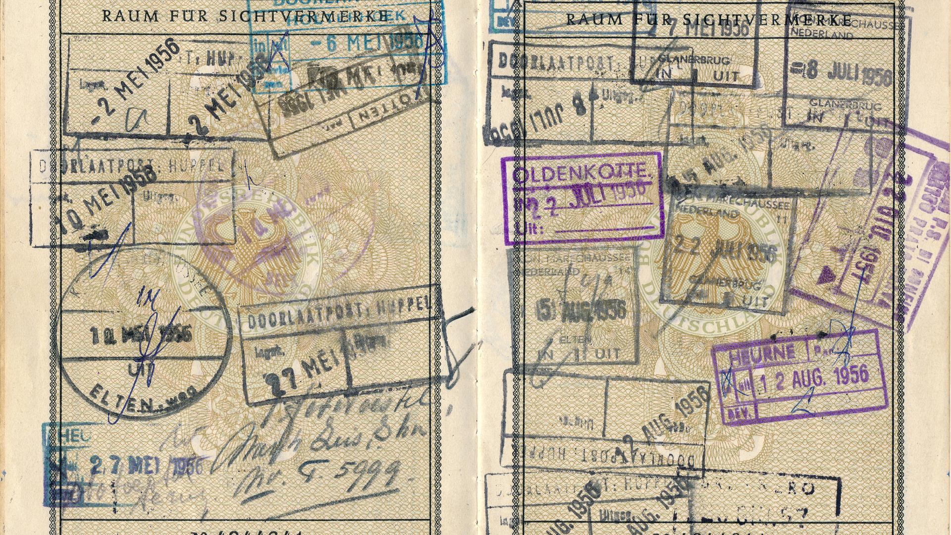 Alter deutscher Reisepass mit diversen Stempeln aus den Niederlanden, 1956.