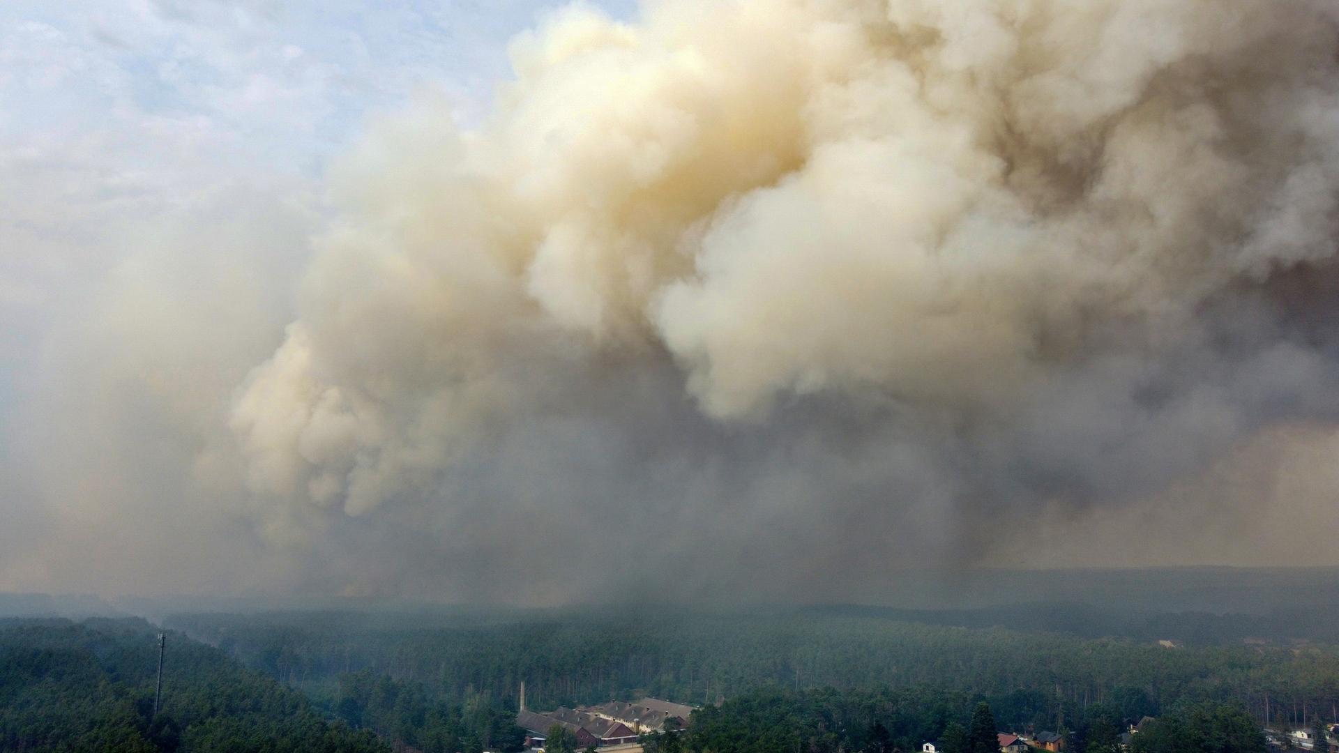 Eine große Rauchwolke steigt wegen eines Waldbrandes in der Nähe von Beelitz, Brandenburg, auf. Eine große Rauchwolke steigt wegen eines Waldbrandes in der Nähe von Beelitz, Brandenburg, auf.