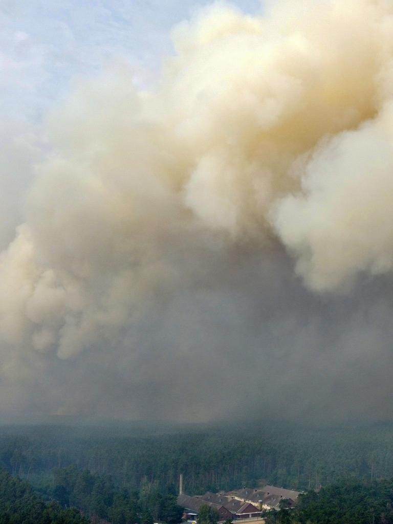 Eine große Rauchwolke steigt wegen eines Waldbrandes in der Nähe von Beelitz, Brandenburg, auf.