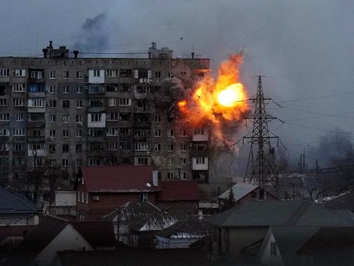 Krieg in der Ukraine: Eine Explosion in einem Wohnhaus in Mariupol, 11. März 2022. 