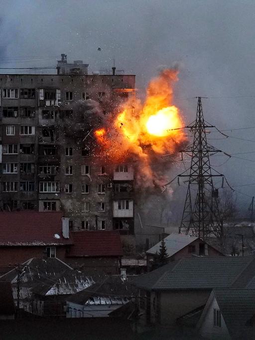 Krieg in der Ukraine: Eine Explosion in einem Wohnhaus in Mariupol, 11. März 2022. 