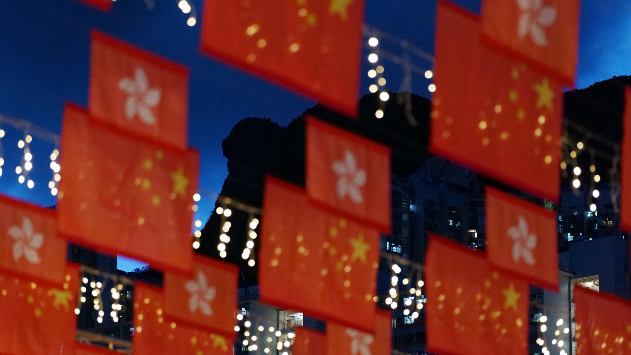 Flaggen von China und Hongkong erinnern an die Rückgabe Hongkongs an China vor 25 Jahren.