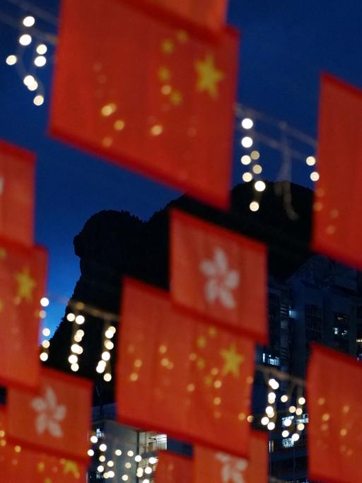 Flaggen von China und Hongkong erinnern an die Rückgabe Hongkongs an China vor 25 Jahren.
