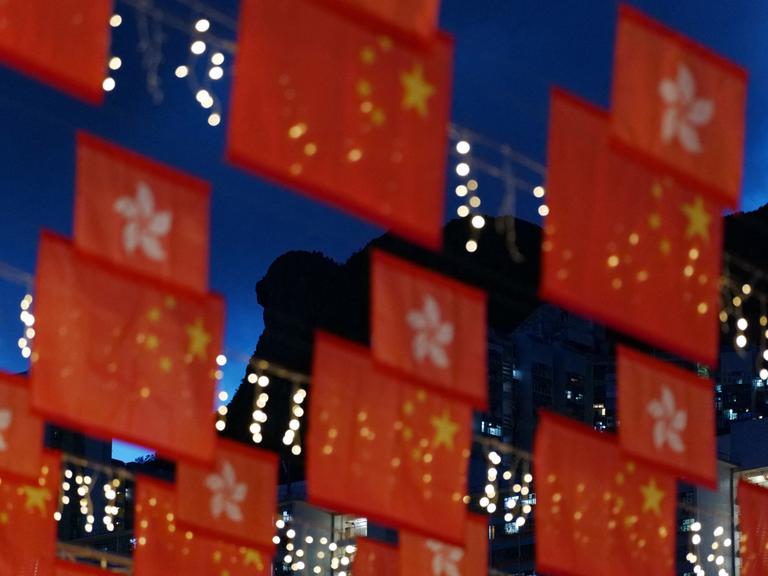 Flaggen von China und Hongkong erinnern an die Rückgabe Hongkongs an China vor 25 Jahren.