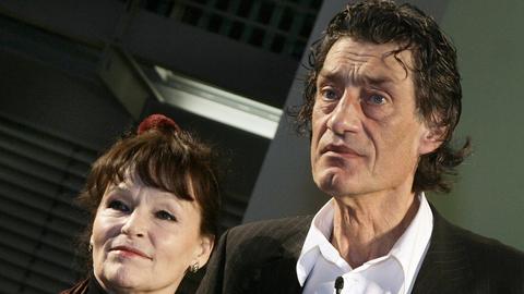 Die Schauspieler Angelica Domröse und Winfried Glatzeder, bekannt durch den DDR-Kultfilm "Die Legende von Paul und Paula" von 1973 - hier 2008 bei einer Signierstunde in Berlin
