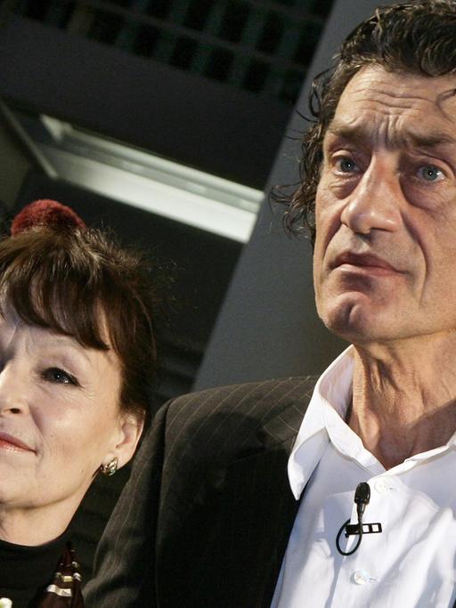 Die Schauspieler Angelica Domröse und Winfried Glatzeder, bekannt durch den DDR-Kultfilm Die Legende von Paul und Paula " von 1973  hier 2008 bei einer Signierstunde in Berlin.