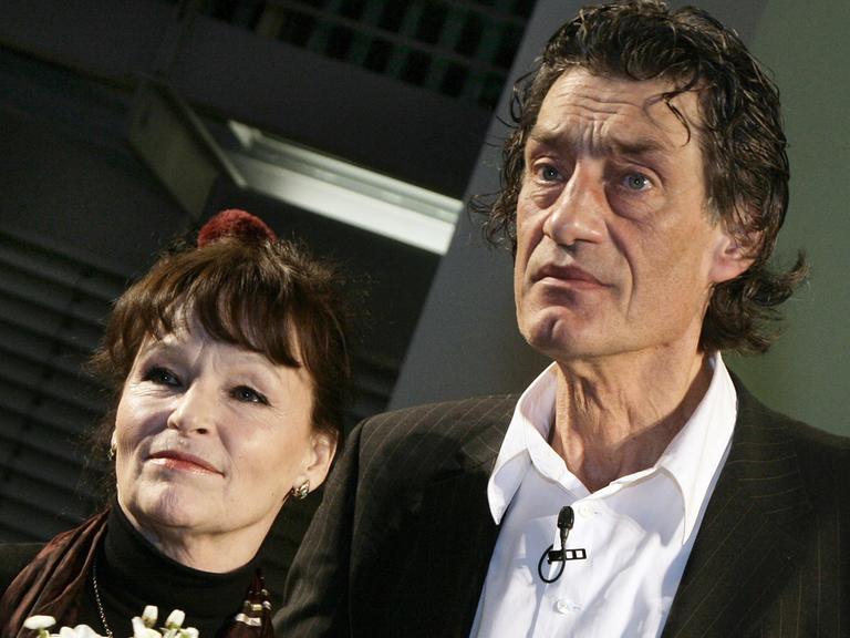 Die Schauspieler Angelica Domröse und Winfried Glatzeder, bekannt durch den DDR-Kultfilm Die Legende von Paul und Paula " von 1973  hier 2008 bei einer Signierstunde in Berlin.