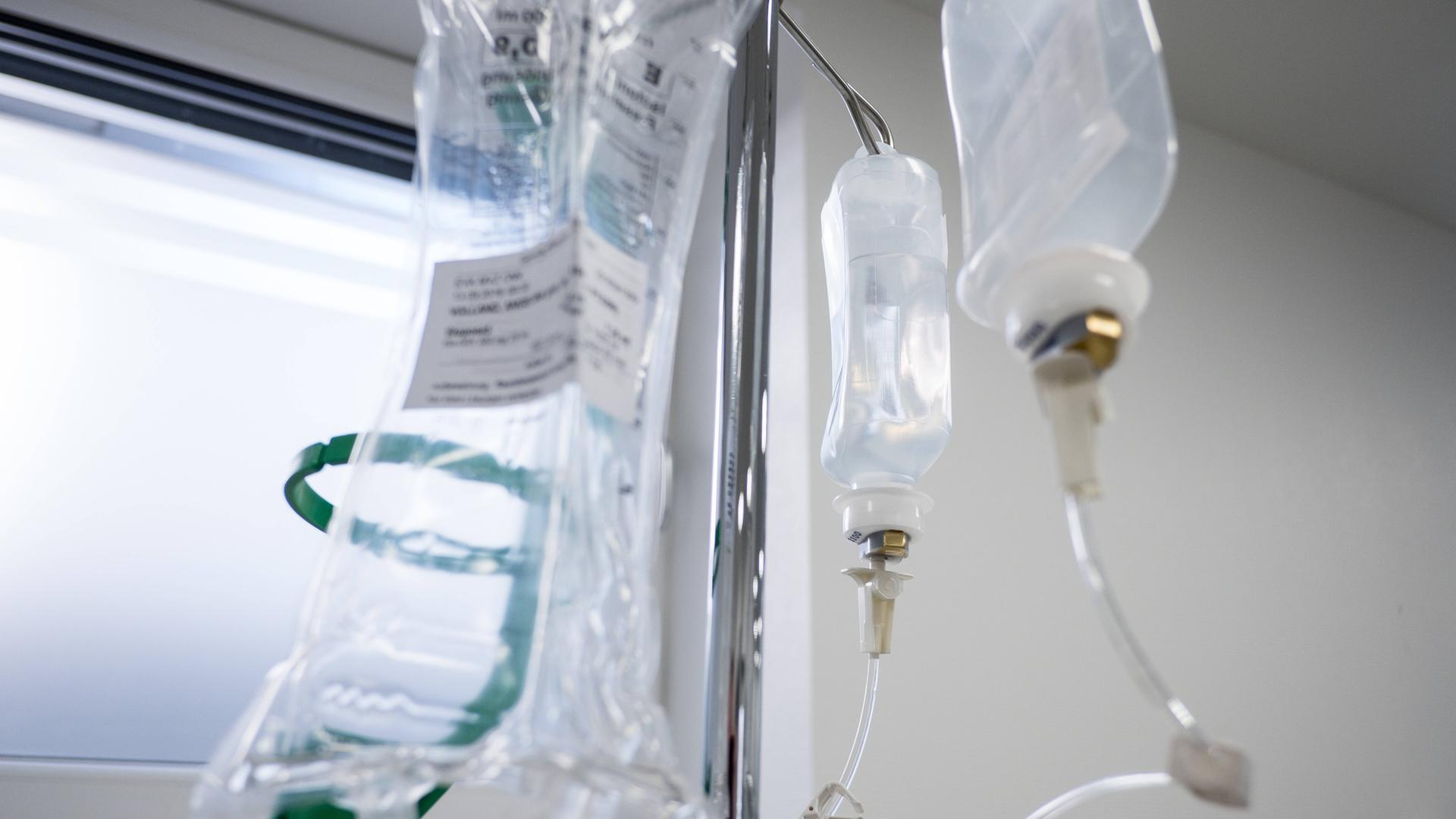 Infusionen für eine Chemotherapie hängen an einem Ständer. Infusionen für eine Chemotherapie hängen an einem Ständer.