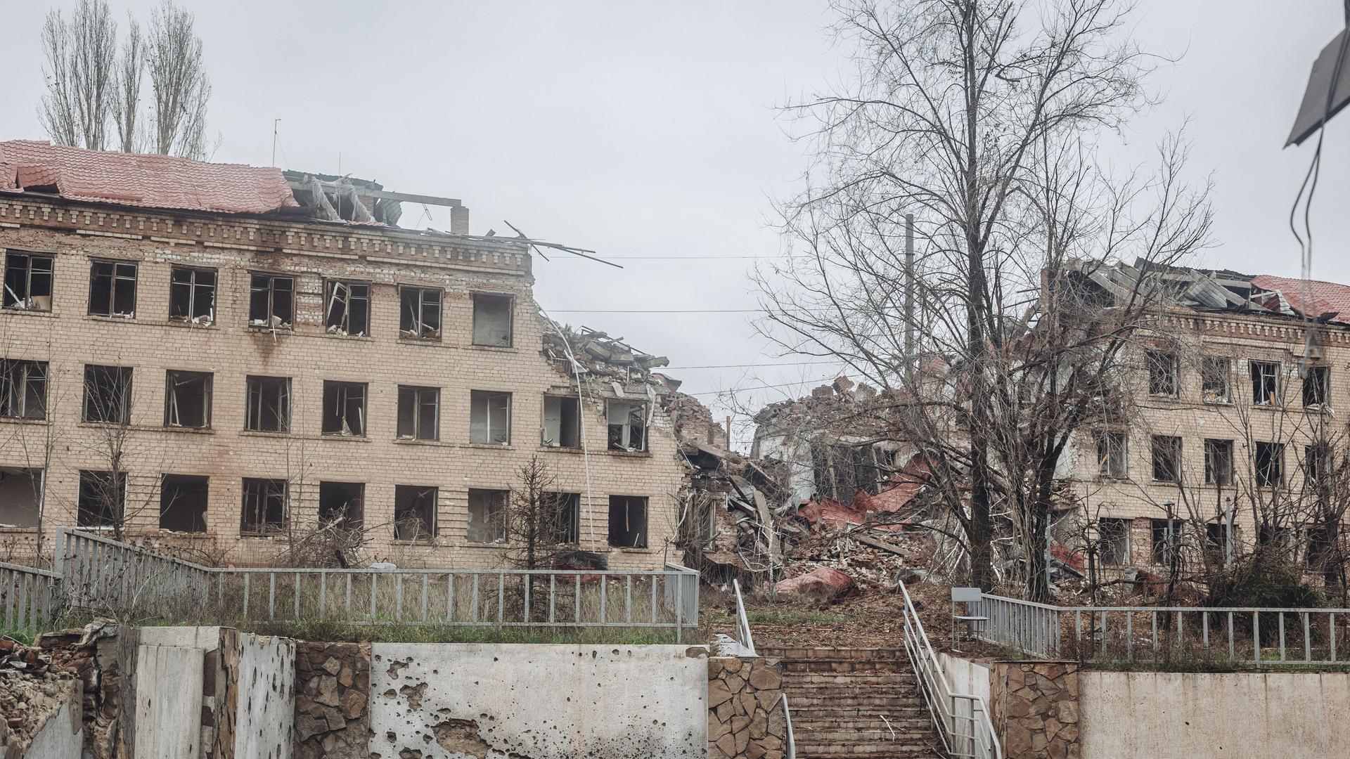Ein zerstörtes und halb eingestürztes Gebaeude in der ukrainischen Stadt Soledar in der Region Donezk