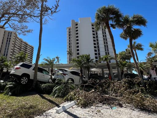 Zerstörungen durch Hurrikan "Ian" am noblen Gulf Shore Boulevard, in unmittelbarerer Nähe zum Strand. In Naples war Â«IanÂ» am Mittwoch als Hurrikan der Stufe vier mit rund 240 Kilometern pro Stunde auf Land getroffen. (zu dpa "Nach Hurrikan Â«IanÂ»: Chaos an Floridas Westküste")