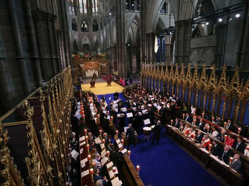 Ein Orchester spielt in der Westminster Abbey.