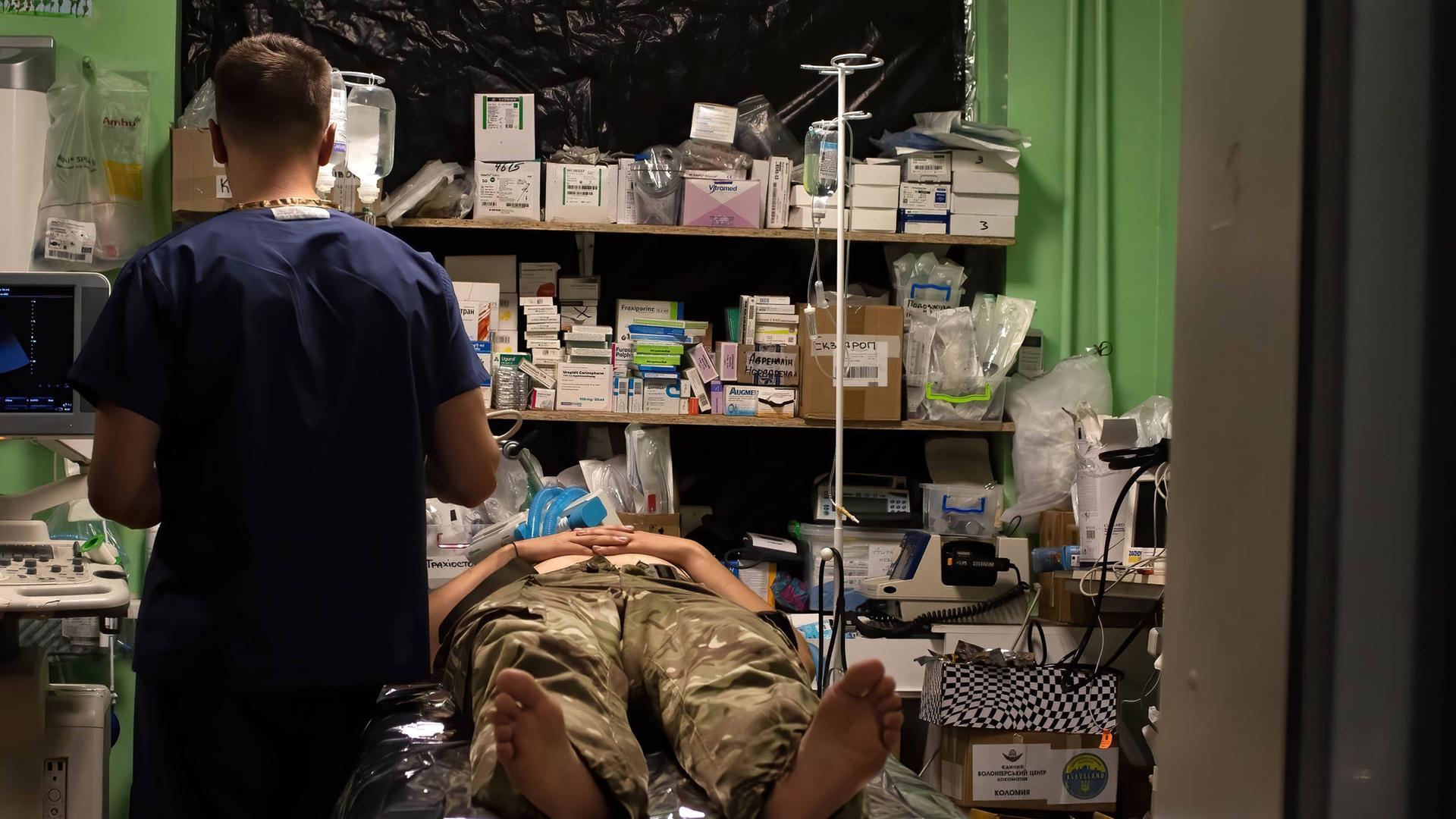 August 31, 2022, Dnipro, Ukraine: A soldier lies on a stretcher at the traumatology ward while a doctor performs exercises. Military stabilisation hospital on the front line in southern Ukraine. This is where all wounded soldiers arrive, the most seriously wounded are later transferred to other hospitals with better infrastructure. Dnipro Ukraine - ZUMAs197 20220831_zab_s197_099 Copyright: xXimenaxBorrazasx 