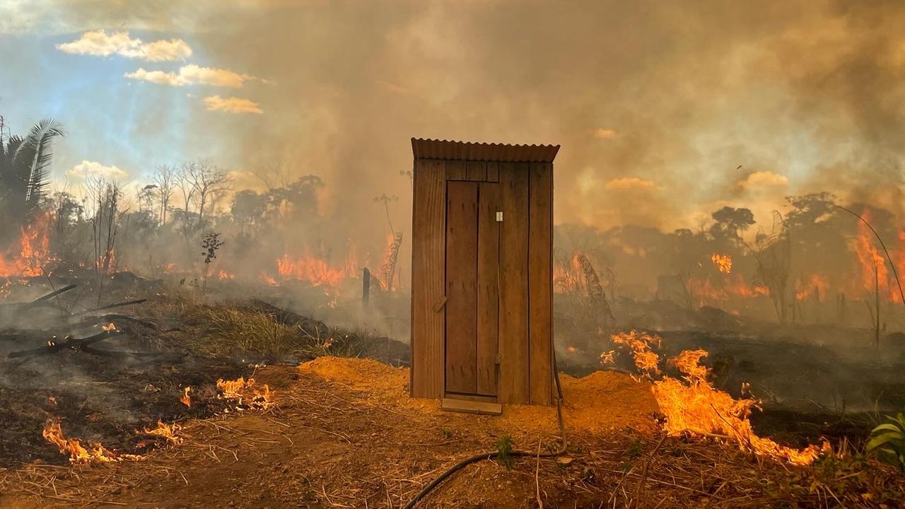 Ein Toilettenhäuschen in Flammen.