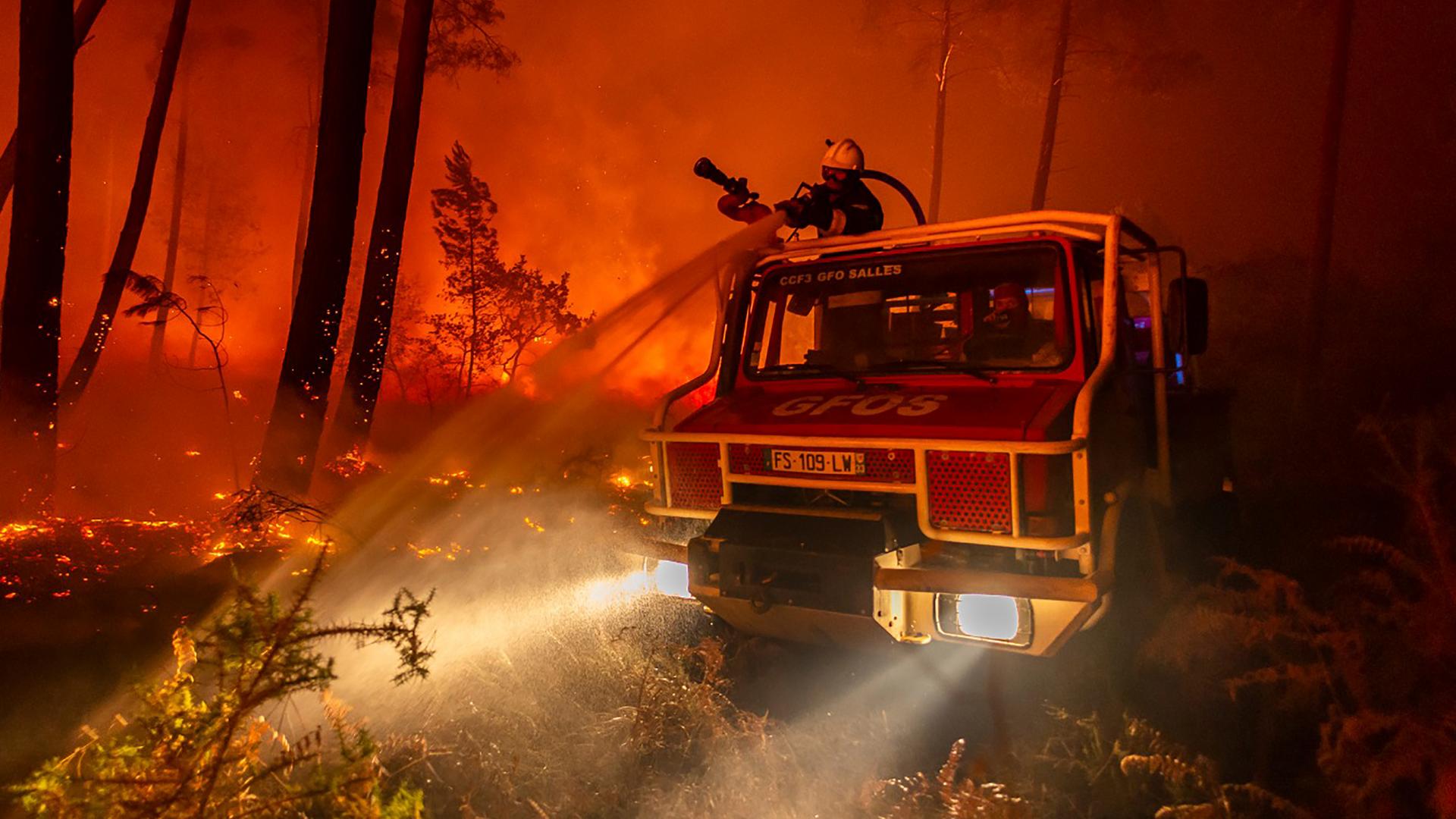 Eine Feuerwehrbrigade bekämpft einen Waldbrand im Süden Frankreichs.