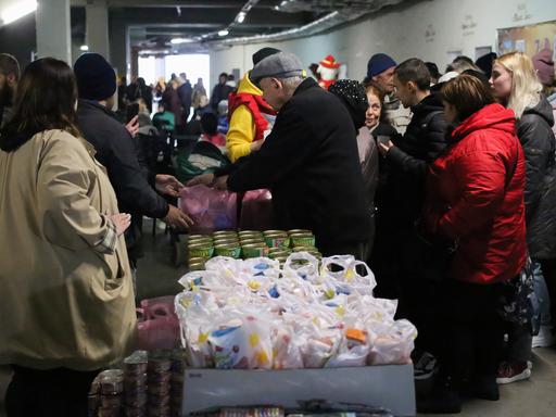 Ausgabe von Lebensmittelpaketen an Menschen in Odessa (Ukraine) durch die Stiftung Trimai 