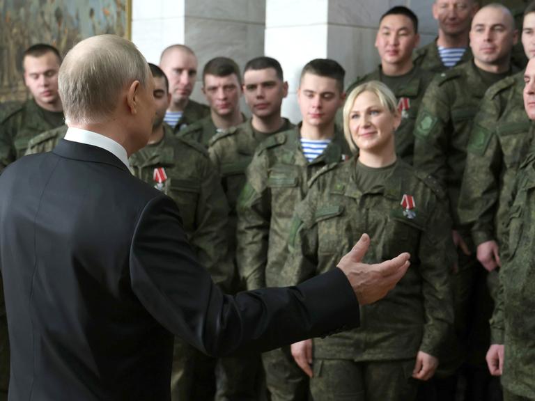 Russlands Präsident Wladimir Putin bei einer Ansprache mit Soldatinnen und Soldaten am 31.12.2022