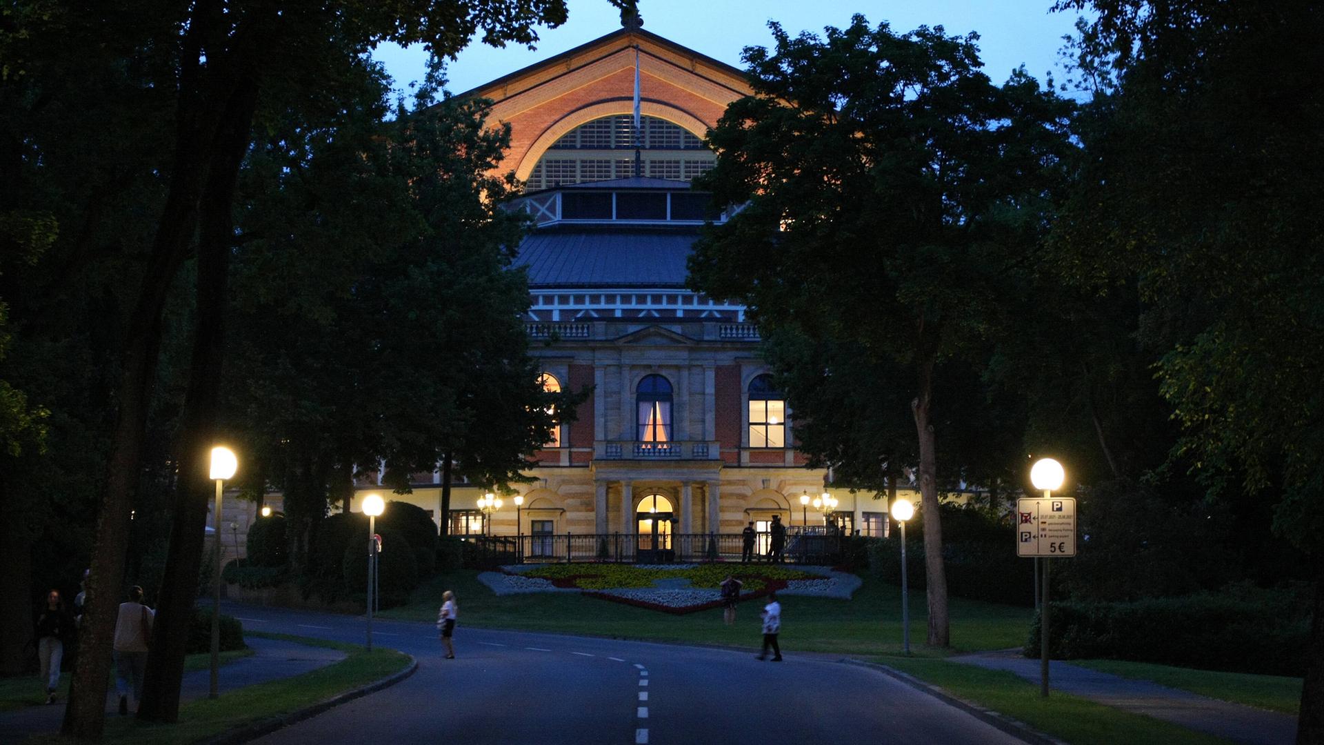Das Bayreuther Festspielhaus bei Nacht. Das Bayreuther Festspielhaus bei Nacht.