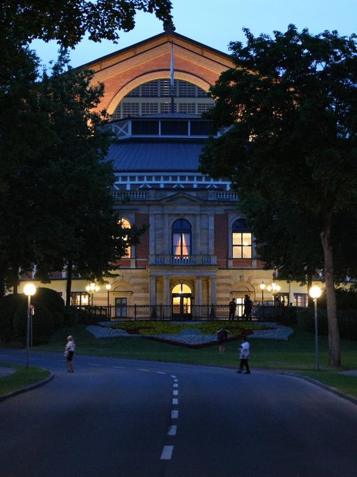 Das Bayreuther Festspielhaus bei Nacht.